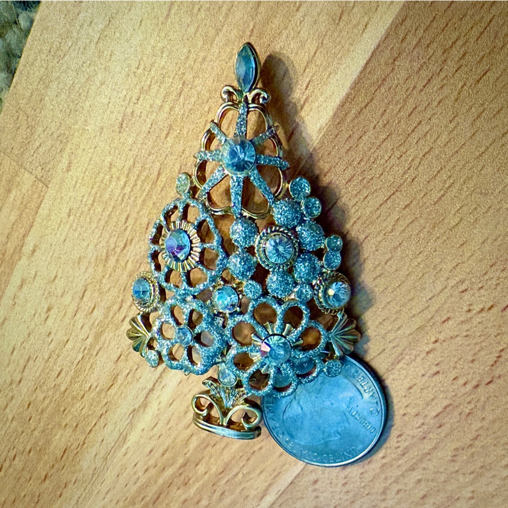 "Holidays on Ice" Vintage LIZ CLAIBORNE Glittery Christmas Tree Pin Original